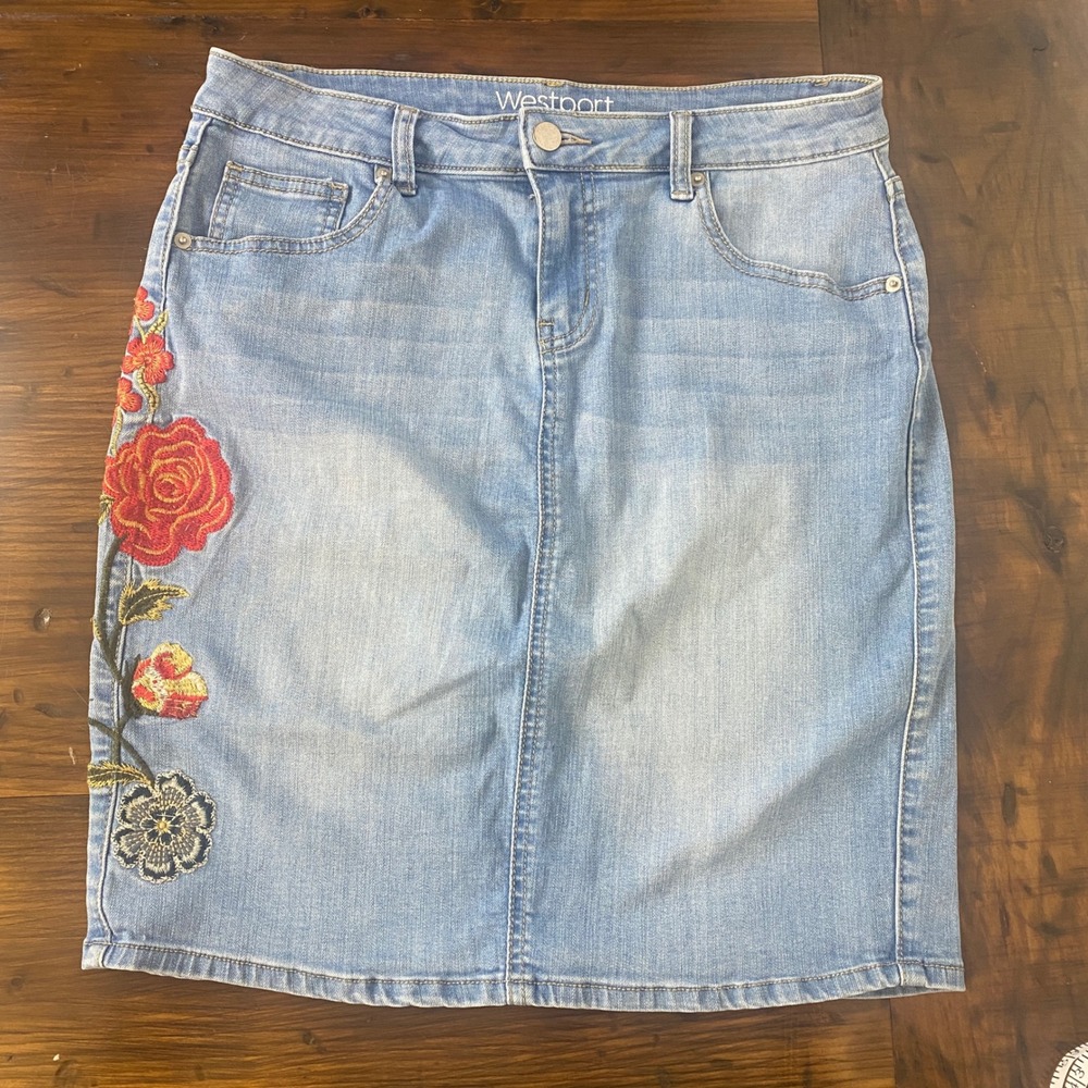 Westport Womens size 4 denim floral embroidered mini skirt SKU: E107